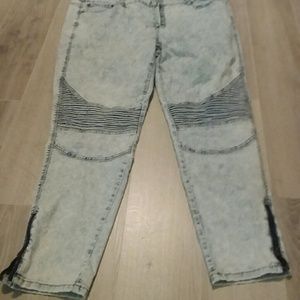 Acid wash jean with side ankle zip and knee detail